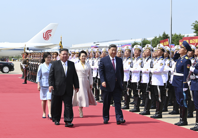 当地时间6月9日下午，中共中央总书记、国家主席习近平结束对朝鲜的国事访问离开平壤。朝鲜劳动党总书记、国务委员长金正恩和夫人李雪主到机场送行，为习近平和夫人彭丽媛举行隆重的欢送仪式.
