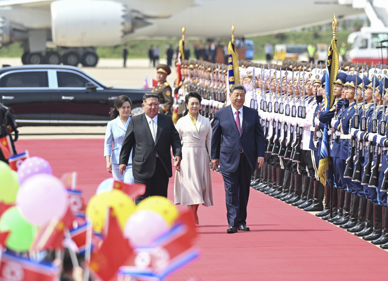 当地时间6月9日下午，中共中央总书记、国家主席习近平结束对朝鲜的国事访问离开平壤。朝鲜劳动党总书记、国务委员长金正恩和夫人李雪主到机场送行，为习近平和夫人彭丽媛举行隆重的欢送仪式..