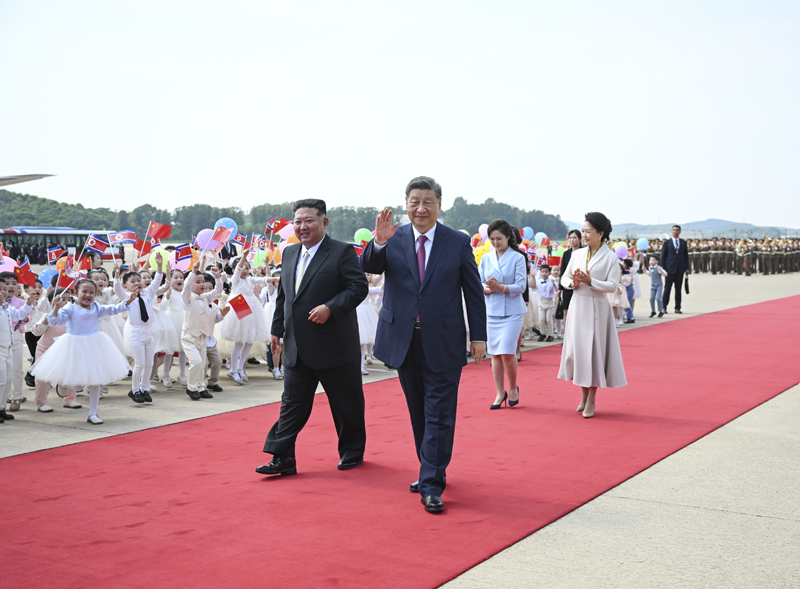 当地时间6月9日下午，中共中央总书记、国家主席习近平结束对朝鲜的国事访问离开平壤。朝鲜劳动党总书记、国务委员长金正恩和夫人李雪主到机场送行，为习近平和夫人彭丽媛举行隆重的欢送仪式...