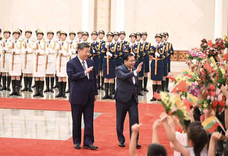 6月16日上午，国家主席习近平在北京人民大会堂同来华进行国事访问的缅甸总统敏昂莱举行会谈。这是会谈前，习近平在人民大会堂北大厅为敏昂莱举行欢迎仪式。