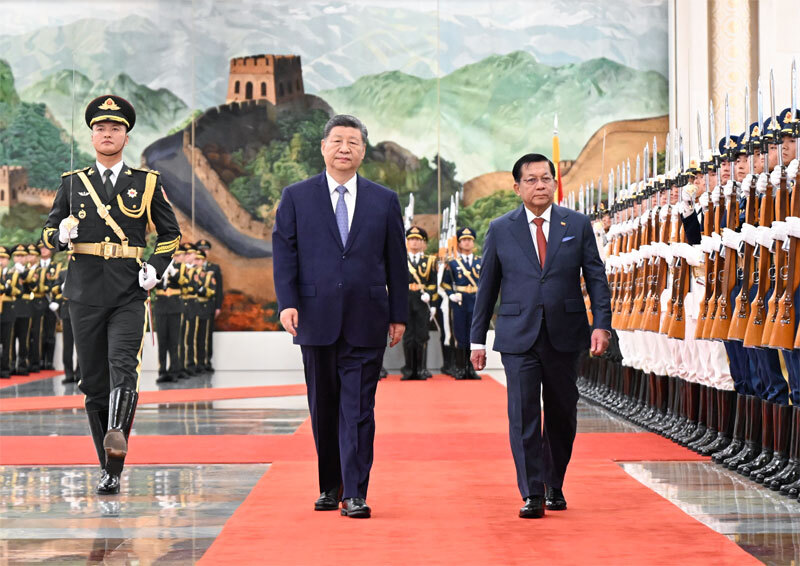 6月16日上午，国家主席习近平在北京人民大会堂同来华进行国事访问的缅甸总统敏昂莱举行会谈。这是会谈前，习近平在人民大会堂北大厅为敏昂莱举行欢迎仪式.