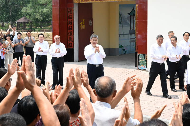 6月24日，中共中央总书记、国家主席、中央军委主席习近平在山东省德州市考察。这是习近平在陵城区边临镇西于架村，同村民们亲切交流..
