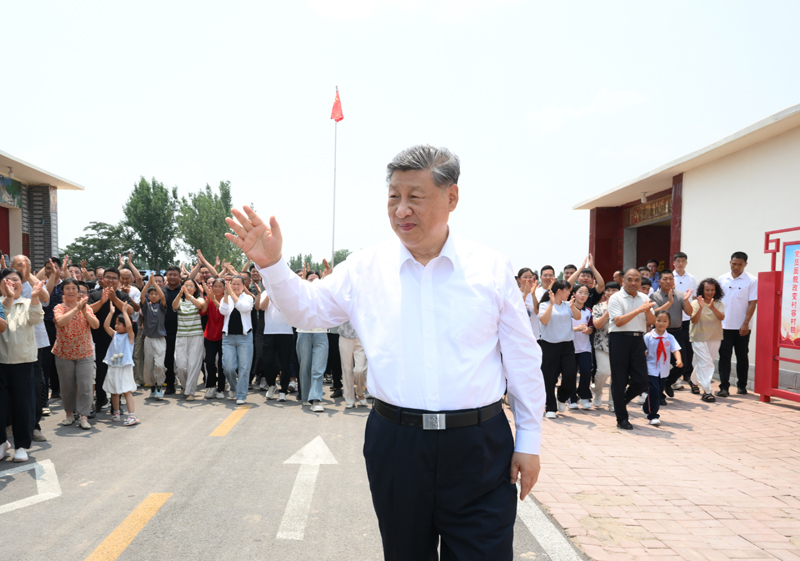 6月24日，中共中央总书记、国家主席、中央军委主席习近平在山东省德州市考察。这是习近平在陵城区边临镇西于架村，同村民们亲切交流...