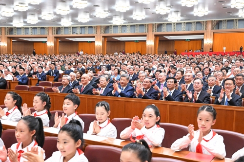 6月29日晚，庆祝中国共产党成立105周年音乐会《人民至上》在北京举行。习近平、李强、赵乐际、王沪宁、蔡奇、丁薛祥、李希、韩正等党和国家领导人，同约3000名观众一起观看演出..