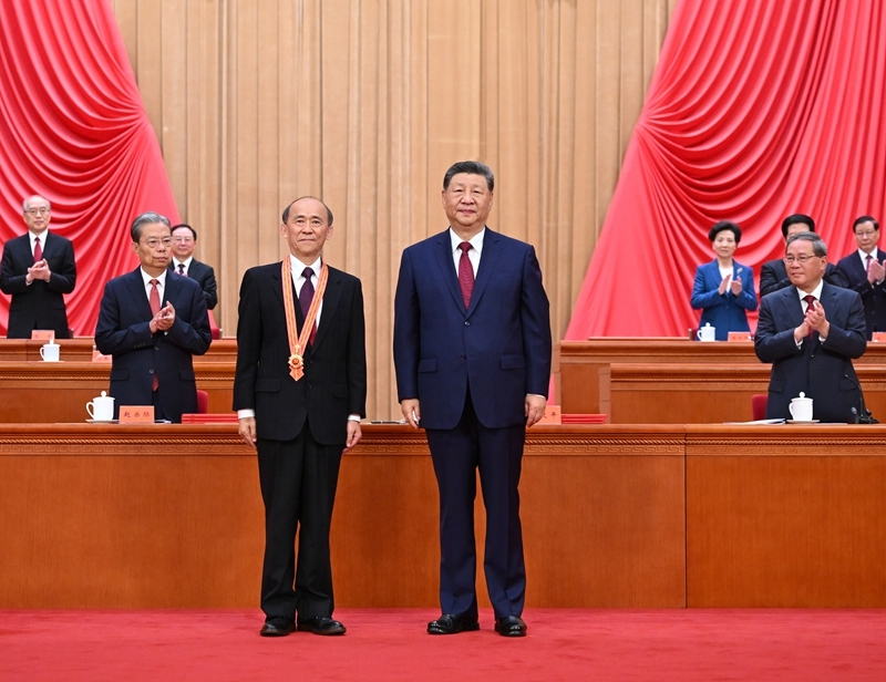 7月1日上午，庆祝中国共产党成立105周年大会在北京人民大会堂隆重举行。中共中央总书记、国家主席、中央军委主席习近平向“七一勋章”获得者马善祥颁授勋章。