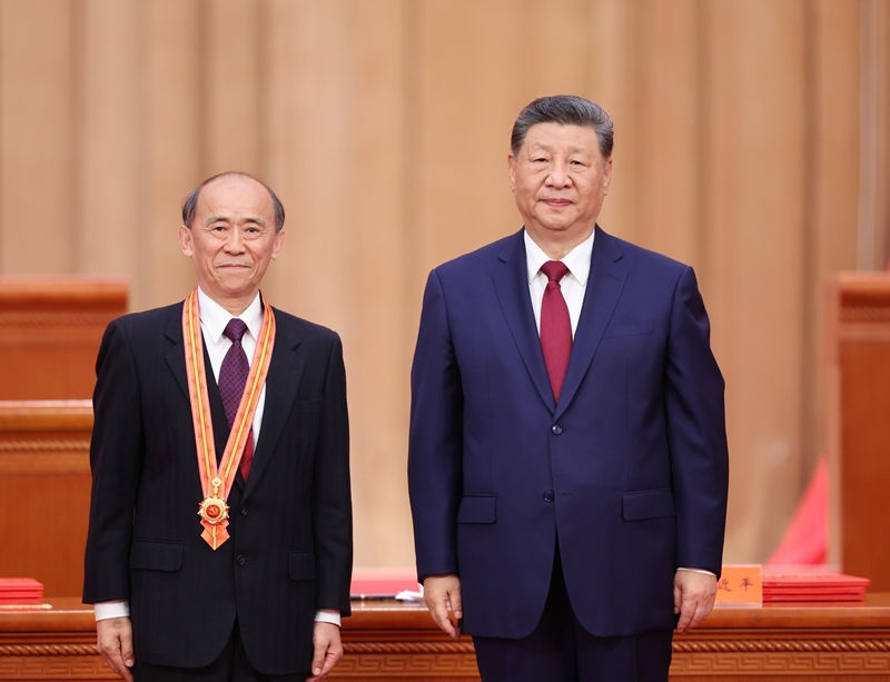 7月1日上午，庆祝中国共产党成立105周年大会在北京人民大会堂隆重举行。中共中央总书记、国家主席、中央军委主席习近平向“七一勋章”获得者马善祥颁授勋章.