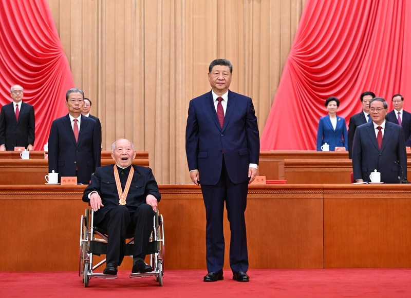 7月1日上午，庆祝中国共产党成立105周年大会在北京人民大会堂隆重举行。中共中央总书记、国家主席、中央军委主席习近平向“七一勋章”获得者王於昌颁授勋章。