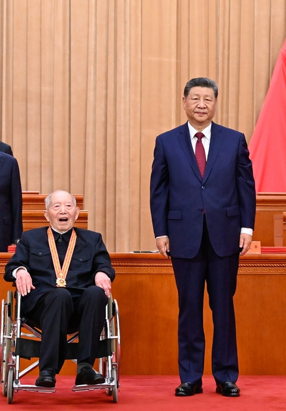 7月1日上午，庆祝中国共产党成立105周年大会在北京人民大会堂隆重举行。中共中央总书记、国家主席、中央军委主席习近平向“七一勋章”获得者王於昌颁授勋章.