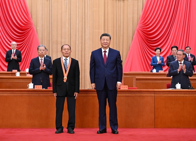 7月1日上午，庆祝中国共产党成立105周年大会在北京人民大会堂隆重举行。中共中央总书记、国家主席、中央军委主席习近平向“七一勋章”获得者李连成颁授勋章。