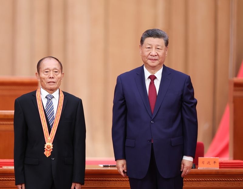 7月1日上午，庆祝中国共产党成立105周年大会在北京人民大会堂隆重举行。中共中央总书记、国家主席、中央军委主席习近平向“七一勋章”获得者李连成颁授勋章.