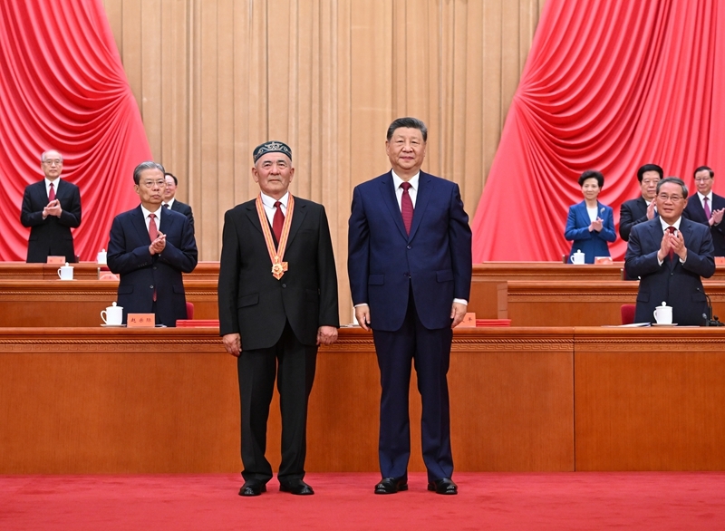 7月1日上午，庆祝中国共产党成立105周年大会在北京人民大会堂隆重举行。中共中央总书记、国家主席、中央军委主席习近平向“七一勋章”获得者吾哈斯·苏来曼颁授勋章。
