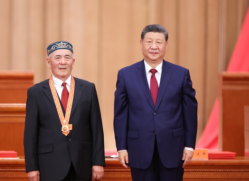 7月1日上午，庆祝中国共产党成立105周年大会在北京人民大会堂隆重举行。中共中央总书记、国家主席、中央军委主席习近平向“七一勋章”获得者吾哈斯·苏来曼颁授勋章.