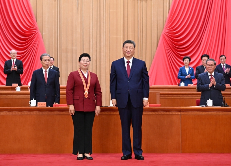 7月1日上午，庆祝中国共产党成立105周年大会在北京人民大会堂隆重举行。中共中央总书记、国家主席、中央军委主席习近平向“七一勋章”获得者吴亚琴颁授勋章。