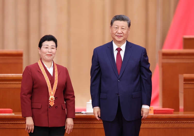 7月1日上午，庆祝中国共产党成立105周年大会在北京人民大会堂隆重举行。中共中央总书记、国家主席、中央军委主席习近平向“七一勋章”获得者吴亚琴颁授勋章.