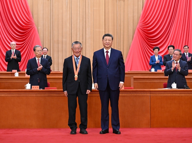 7月1日上午，庆祝中国共产党成立105周年大会在北京人民大会堂隆重举行。中共中央总书记、国家主席、中央军委主席习近平向“七一勋章”获得者赵亚夫颁授勋章。