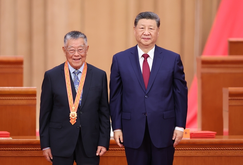 7月1日上午，庆祝中国共产党成立105周年大会在北京人民大会堂隆重举行。中共中央总书记、国家主席、中央军委主席习近平向“七一勋章”获得者赵亚夫颁授勋章.