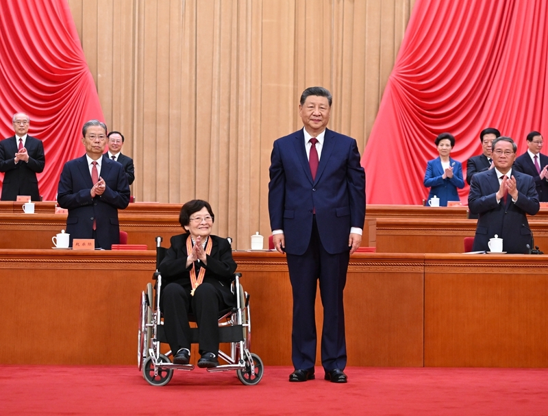 7月1日上午，庆祝中国共产党成立105周年大会在北京人民大会堂隆重举行。中共中央总书记、国家主席、中央军委主席习近平向“七一勋章”获得者钟掘颁授勋章。