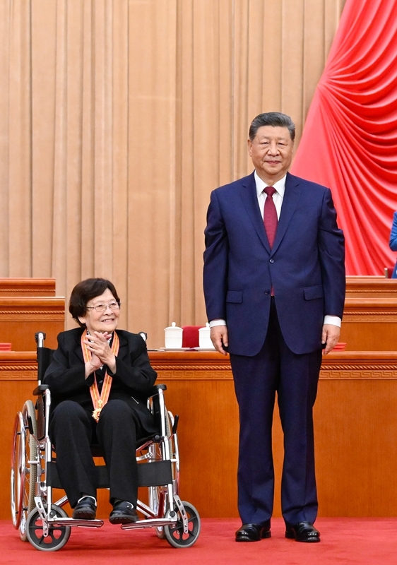 7月1日上午，庆祝中国共产党成立105周年大会在北京人民大会堂隆重举行。中共中央总书记、国家主席、中央军委主席习近平向“七一勋章”获得者钟掘颁授勋章.