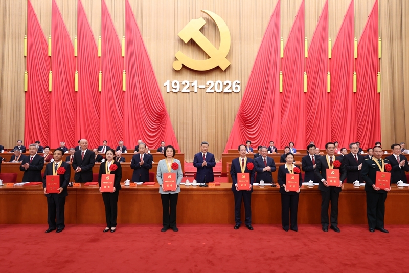 7月1日上午，庆祝中国共产党成立105周年大会在北京人民大会堂隆重举行。这是习近平等党和国家领导人为受表彰的全国“两优一先”代表颁奖。
