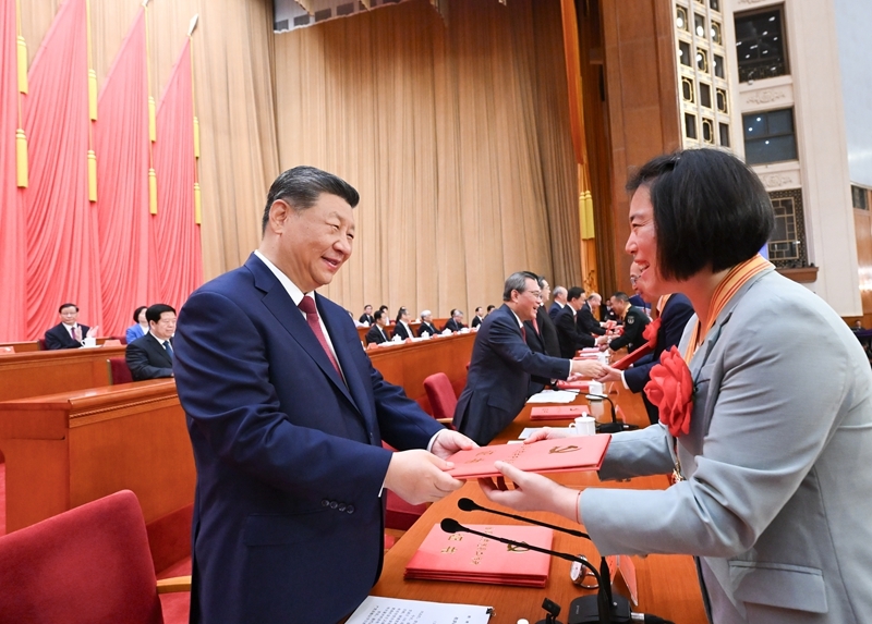 7月1日上午，庆祝中国共产党成立105周年大会在北京人民大会堂隆重举行。这是习近平等党和国家领导人为受表彰的全国“两优一先”代表颁奖.
