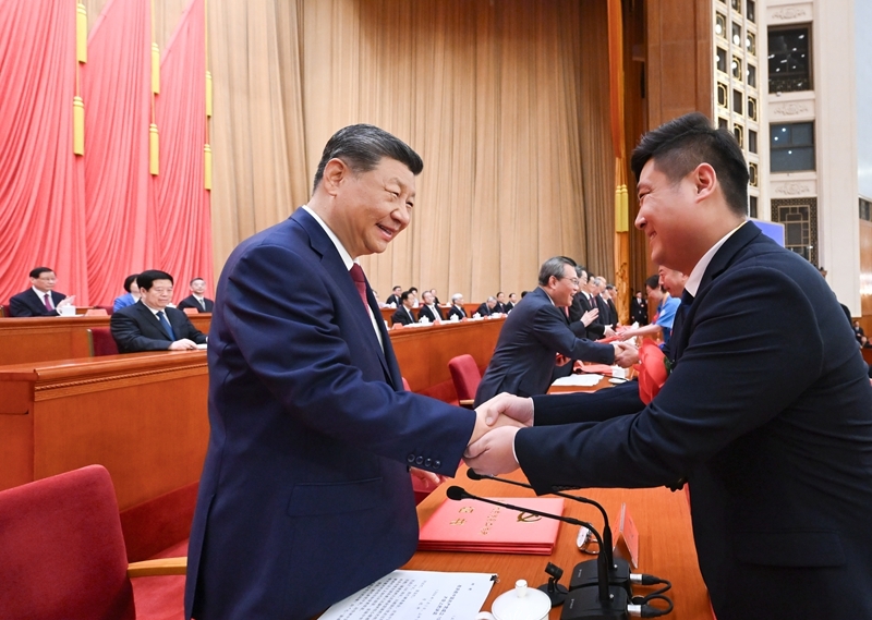 7月1日上午，庆祝中国共产党成立105周年大会在北京人民大会堂隆重举行。这是习近平等党和国家领导人为受表彰的全国“两优一先”代表颁奖..