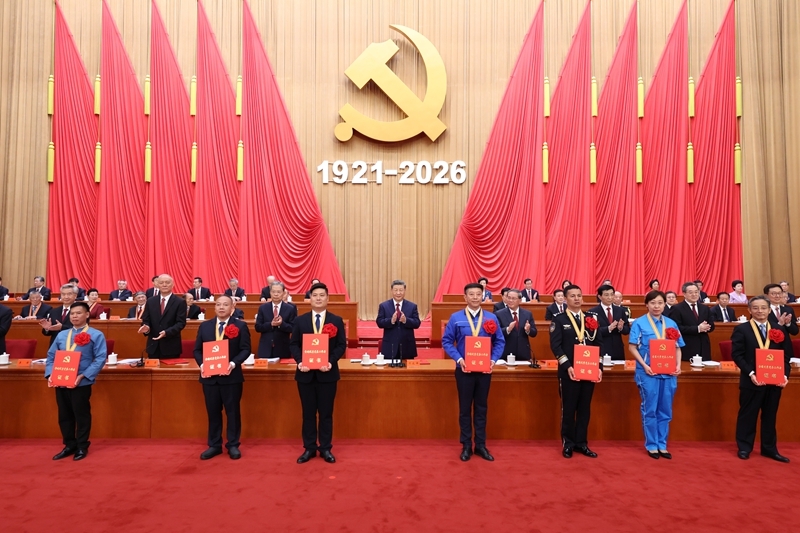 7月1日上午，庆祝中国共产党成立105周年大会在北京人民大会堂隆重举行。这是习近平等党和国家领导人为受表彰的全国“两优一先”代表颁奖...