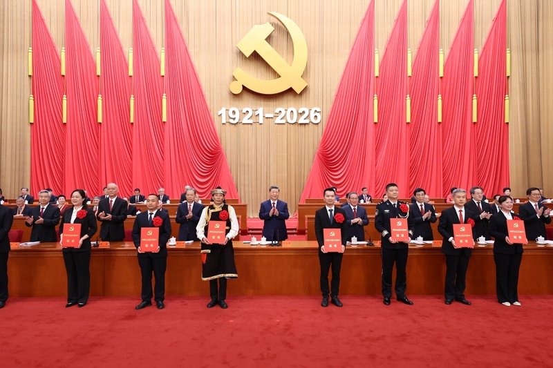 7月1日上午，庆祝中国共产党成立105周年大会在北京人民大会堂隆重举行。这是习近平等党和国家领导人为受表彰的全国“两优一先”代表颁奖....
