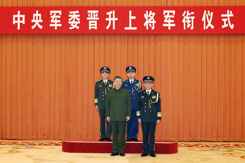 7月3日，中央军委晋升上将军衔仪式在北京八一大楼举行。中央军委主席习近平出席晋衔仪式。这是习近平等领导同志同晋升上将军衔的军官合影。
