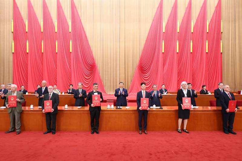 7月8日上午，国家科学技术奖励大会、中国科学院第二十二次院士大会和中国工程院第十八次院士大会、中国科学技术协会第十一次全国代表大会在北京人民大会堂隆重召开。10