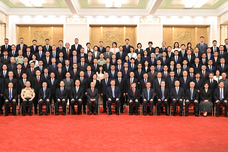 7月8日上午，国家科学技术奖励大会、中国科学院第二十二次院士大会和中国工程院第十八次院士大会、中国科学技术协会第十一次全国代表大会在北京人民大会堂隆重召开。会前，习近平等领导同志亲切会见国家科学技术奖获奖代表，并同大家合影留念。