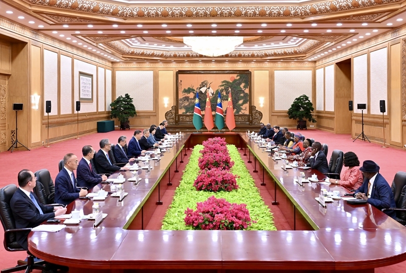 7月10日下午，国家主席习近平在北京人民大会堂同来华进行国事访问的纳米比亚总统恩代特瓦举行会谈。