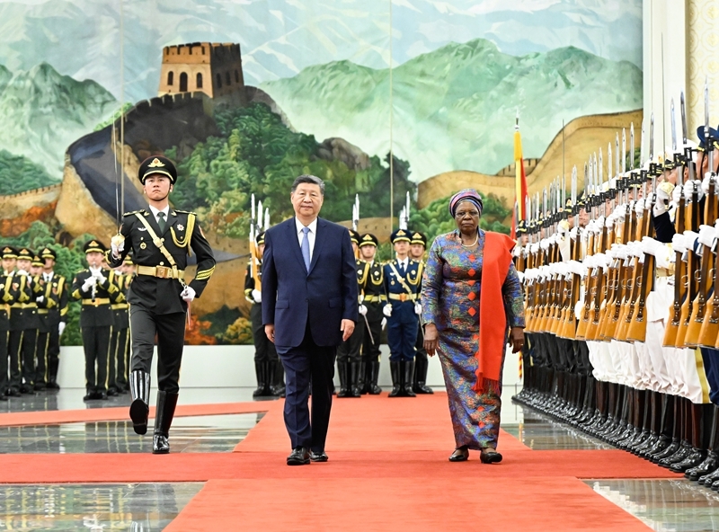 7月10日下午，国家主席习近平在北京人民大会堂同来华进行国事访问的纳米比亚总统恩代特瓦举行会谈。这是会谈前，习近平在人民大会堂北大厅为恩代特瓦举行欢迎仪式。