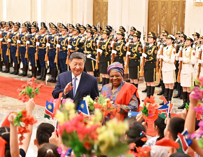 7月10日下午，国家主席习近平在北京人民大会堂同来华进行国事访问的纳米比亚总统恩代特瓦举行会谈。这是会谈前，习近平在人民大会堂北大厅为恩代特瓦举行欢迎仪式.
