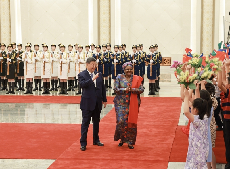 7月10日下午，国家主席习近平在北京人民大会堂同来华进行国事访问的纳米比亚总统恩代特瓦举行会谈。这是会谈前，习近平在人民大会堂北大厅为恩代特瓦举行欢迎仪式..
