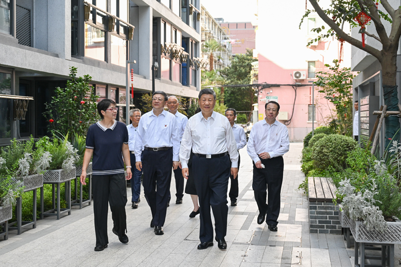 7月15日，中共中央总书记、国家主席、中央军委主席习近平在上海考察。这是习近平在黄浦区半淞园路街道市民新村居民区考察。