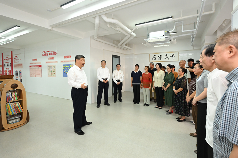 7月15日，中共中央总书记、国家主席、中央军委主席习近平在上海考察。这是习近平在黄浦区半淞园路街道市民新村居民区考察时，在社区党群服务站同居民代表、街道干部、社区工作者等亲切交流。