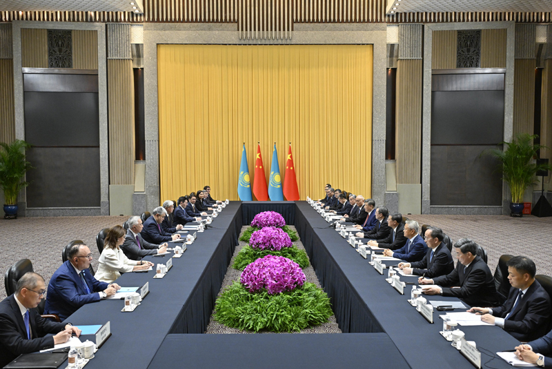 7月16日下午,国家主席习近平在上海西郊宾馆会见来华出席2026世界人工智能大会暨人工智能全球治理高级别会议的哈萨克斯坦总统托卡耶夫. 7月16日下午,国家主席习近平在上海西郊宾馆会见来华出席2026世界人工智能大会暨人工智能全球治理高级别会议的哈萨克斯坦总统托卡耶夫.