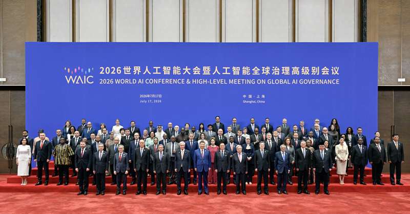 7月17日上午,国家主席习近平在上海世界会客厅出席2026世界人工智能大会暨人工智能全球治理高级别会议开幕式并发表主旨讲话。这是习近平同与会的国家元首、政府首脑、国际组织负责人及各国代表团团长集体合影。 7月17日上午,国家主席习近平在上海世界会客厅出席2026世界人工智能大会暨人工智能全球治理高级别会议开幕式并发表主旨讲话。这是习近平同与会的国家元首、政府首脑、国际组织负责人及各国代表团团长集体合影。