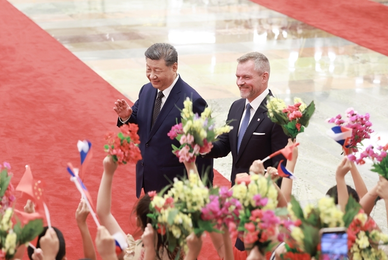 7月28日上午,国家主席习近平在北京人民大会堂同来华进行国事访问的斯洛伐克总统佩列格里尼举行会谈。这是会谈前,习近平在人民大会堂北大厅为佩列格里尼举行欢迎仪式。 7月28日上午,国家主席习近平在北京人民大会堂同来华进行国事访问的斯洛伐克总统佩列格里尼举行会谈。这是会谈前,习近平在人民大会堂北大厅为佩列格里尼举行欢迎仪式。