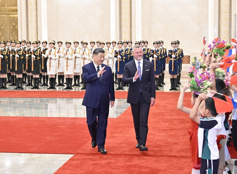 7月28日上午,国家主席习近平在北京人民大会堂同来华进行国事访问的斯洛伐克总统佩列格里尼举行会谈。这是会谈前,习近平在人民大会堂北大厅为佩列格里尼举行欢迎仪式. 7月28日上午,国家主席习近平在北京人民大会堂同来华进行国事访问的斯洛伐克总统佩列格里尼举行会谈。这是会谈前,习近平在人民大会堂北大厅为佩列格里尼举行欢迎仪式.