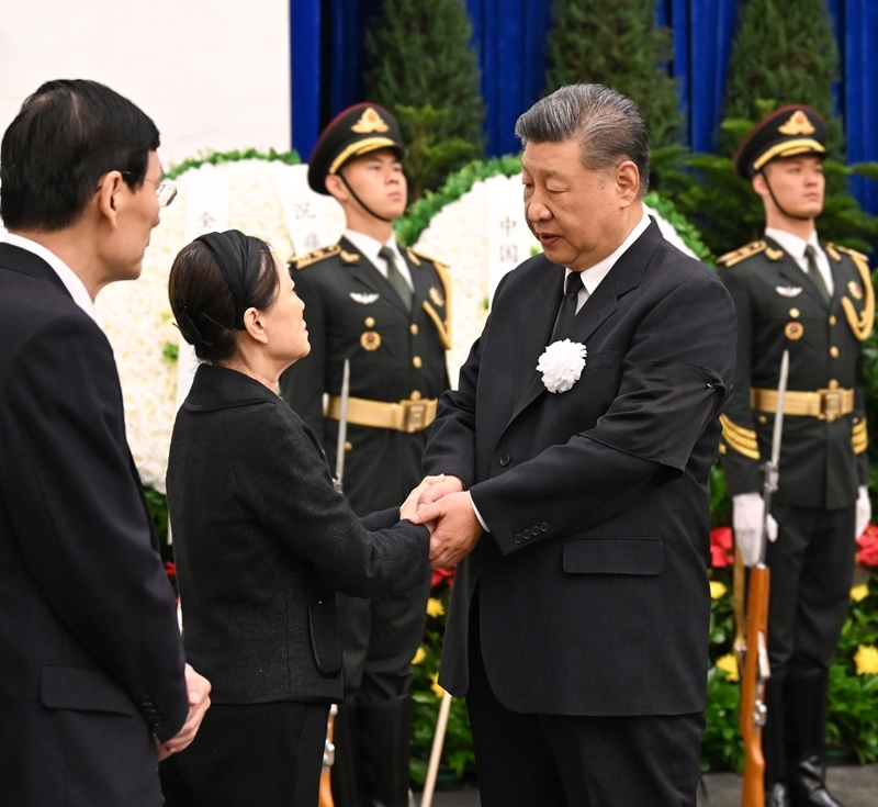 8月18日，朱镕基同志遗体在北京八宝山革命公墓火化。习近平、李强、赵乐际、王沪宁、蔡奇、丁薛祥、李希、韩正等前往八宝山送别，胡锦涛送花圈表示哀悼。这是习近平与朱镕基亲属握手，表示深切慰问