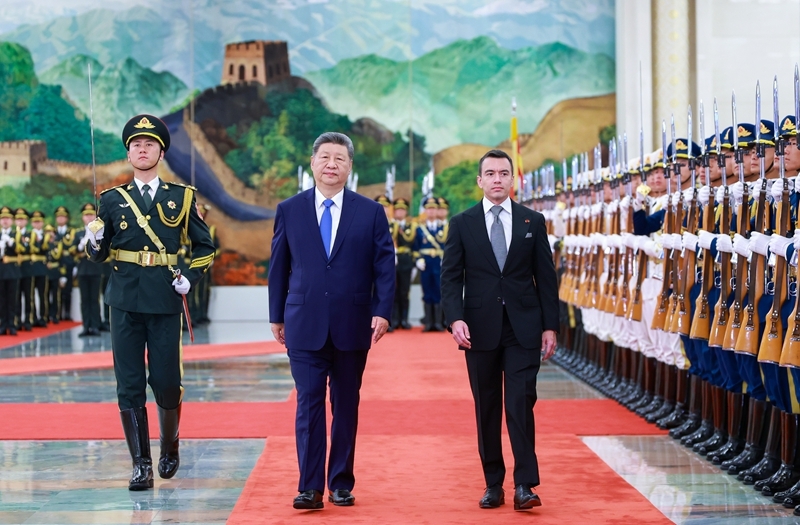 8月18日下午，国家主席习近平在北京人民大会堂同来华进行国事访问的厄瓜多尔总统诺沃亚举行会谈。这是会谈前，习近平在人民大会堂北大厅为诺沃亚举行欢迎仪式。