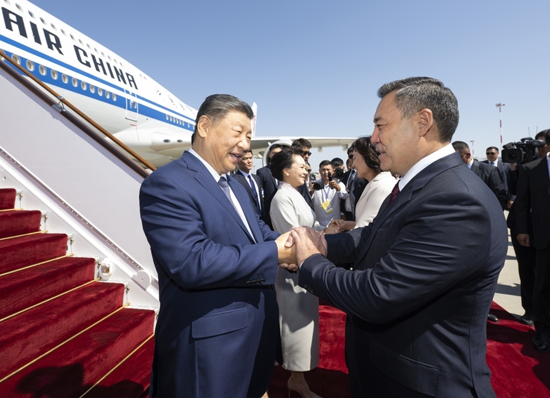 习近平抵达比什凯克出席2026年上海合作组织峰会并对吉尔吉斯斯坦进行国事访问3