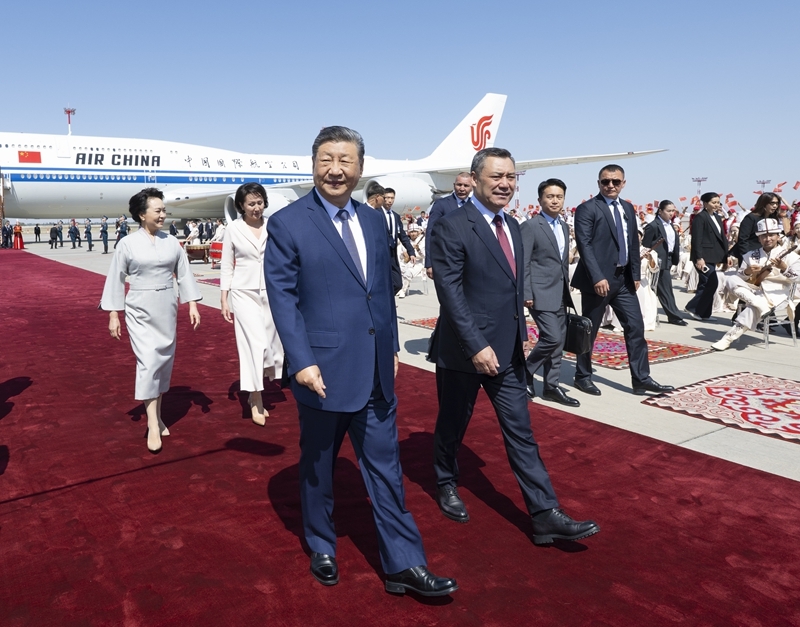 习近平抵达比什凯克出席2026年上海合作组织峰会并对吉尔吉斯斯坦进行国事访问4