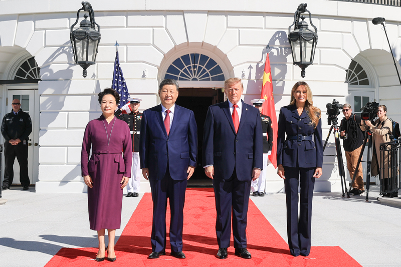 习近平和彭丽媛同美国总统特朗普夫妇茶叙2