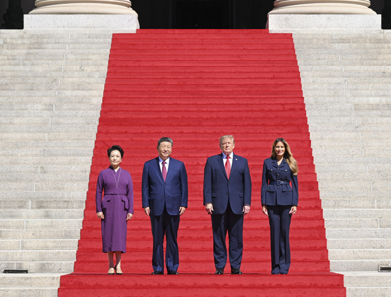 习近平和彭丽媛同美国总统特朗普夫妇茶叙3